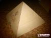 자신의 손으로 종이 피라미드를 만드는 방법은 무엇입니까?
