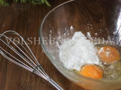 Тахианы мах, ногоон вандуйтай өндөгний бин салат Салад тахианы бин сонгино